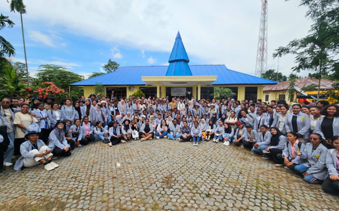 Penerjunan Mahasiswa KKN Tematik S1 Akuntansi FEB UNCEN di Kampung Kwadeware: “Menata Usaha, Merawat Alam”