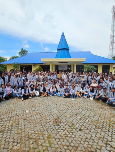 Penerjunan Mahasiswa KKN Tematik S1 Akuntansi FEB UNCEN di Kampung Kwadeware: “Menata Usaha, Merawat Alam”