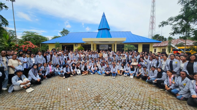 Penerjunan Mahasiswa KKN Tematik S1 Akuntansi FEB UNCEN di Kampung Kwadeware: “Menata Usaha, Merawat Alam”